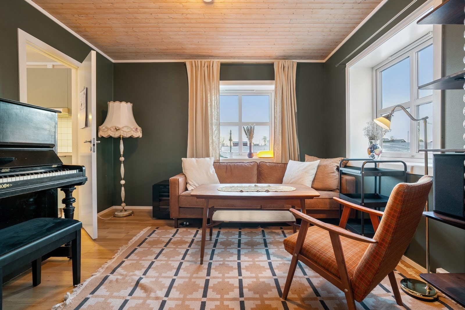 Fra kjøkkenet er det direkte tilgang til en praktisk og pen TV-stue, et perfekt tilbaketrukket rom for både ro og hygge. Her kan du trekke deg tilbake med en god film, skape en egen leke- eller lesesone, eller bruke rommet som en uformell samlingsplass. Galleribilde