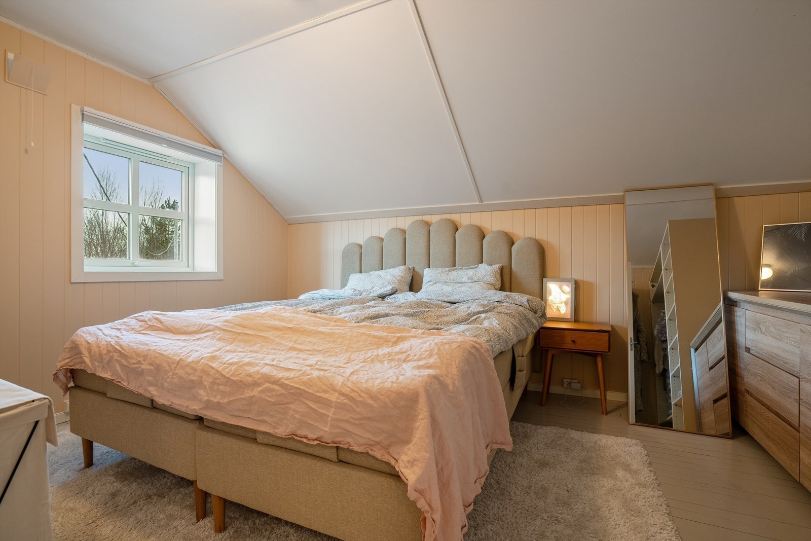 Rommene oppleves lyse og innbydende, med vinduer som slipper inn generøst dagslys og rammer inn den vakre utsikten utenfor. Galleribilde