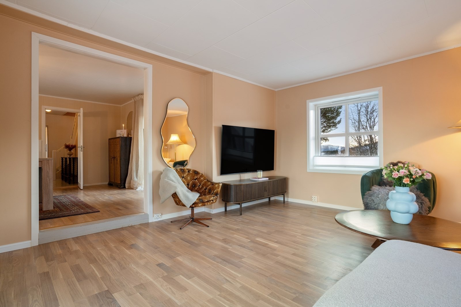 Hovedstua er lys, pen og gir umiddelbart en behagelig romfølelse. Galleribilde