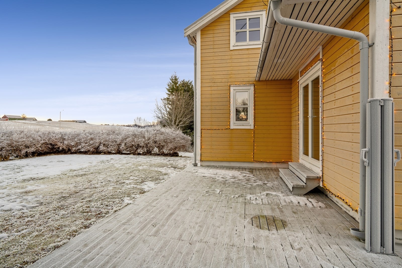 Her kan du nyte gode solforhold, vakker utsikt, utemøbler og grill- eller bålpannekvelder når været tillater det. Galleribilde