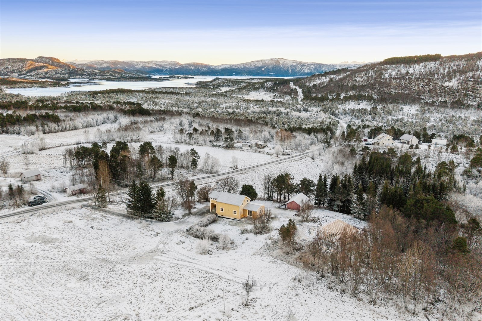 Eiendommen ligger naturskjønt til i Hamarøy kommune i Nordland - en region kjent for sitt spektakulære landskap, rike kulturarv og unike nærhet til både fjell og fjord. Hamarøy strekker seg fra den fiskerike Vestfjorden i vest til svenskegrensen i øst. Galleribilde