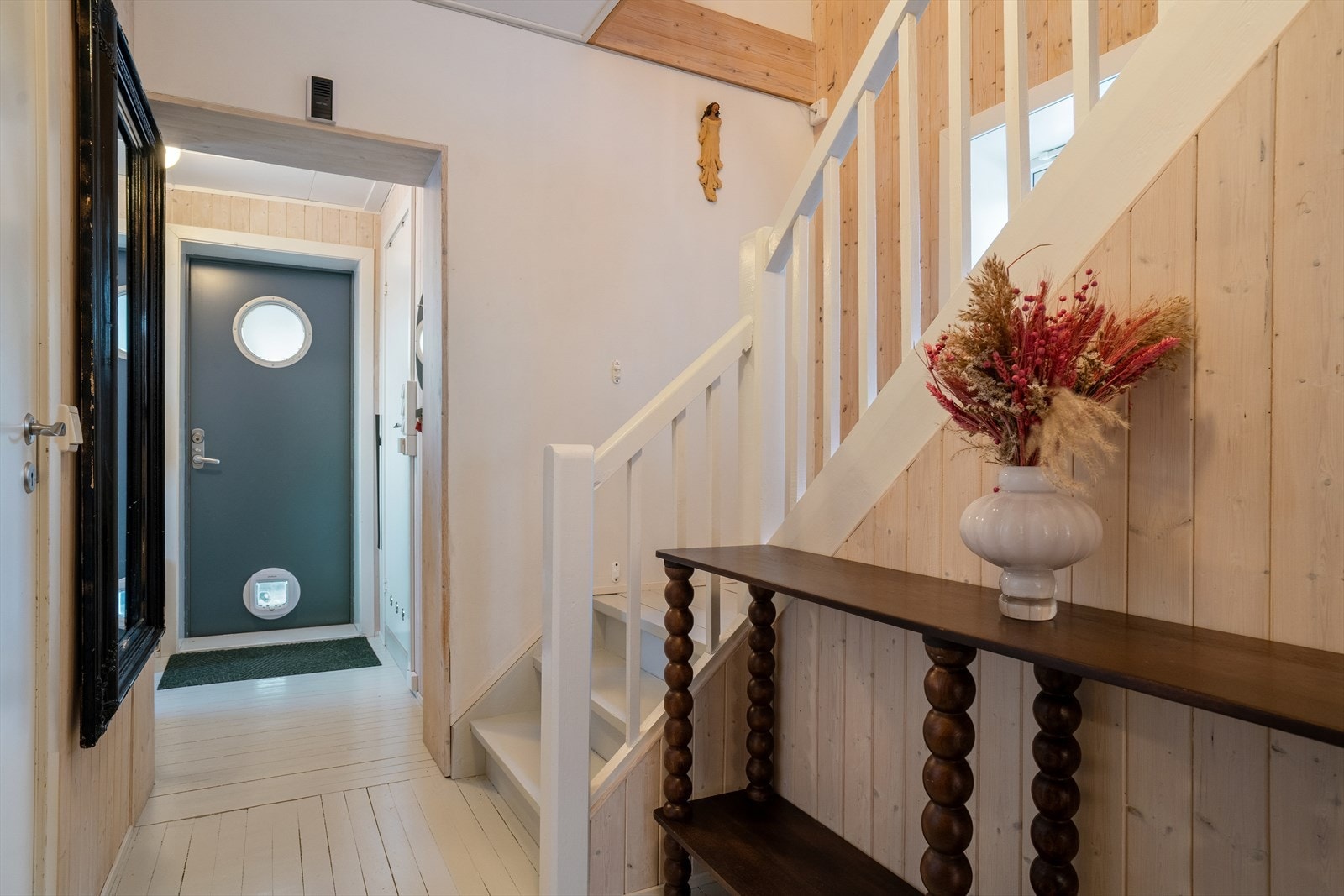 Lys og pen mellomgang som leder til trappehuset opp til loftsetasjen, samt dør ned til kjellertrappen. Galleribilde