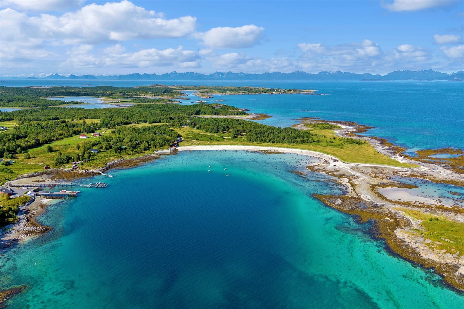 Båtforening og nydelig strand på Sommarsel, ca. 2,5 km fra småbruket. Stranda ble for øvrig benyttet til å spille inn deler av den velkjente filmen "Landstrykere". Galleribilde