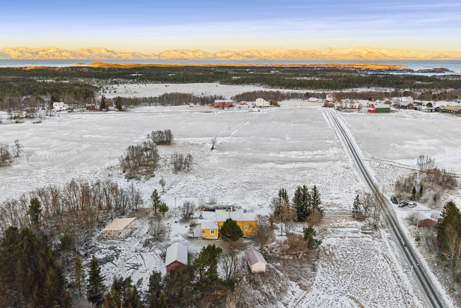 Fra eiendommen er det kort vei til korallhvite strender, hav, fjell og fjorder. Her får du nordlys om vinteren og midnattssol om sommeren. Galleribilde