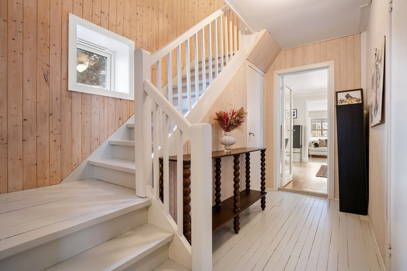 Herfra har du tilgang til etasjens kombinerte bad og vaskerom, samt en av boligens pene og innbydende stuer. Galleribilde