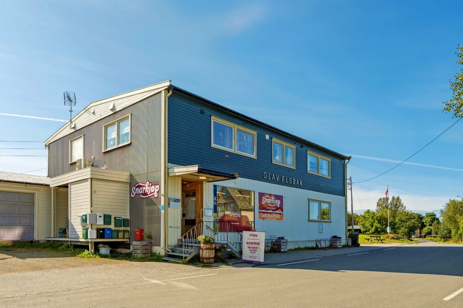 På Tranøy finner du døgnåpen butikk og kafé. Galleribilde