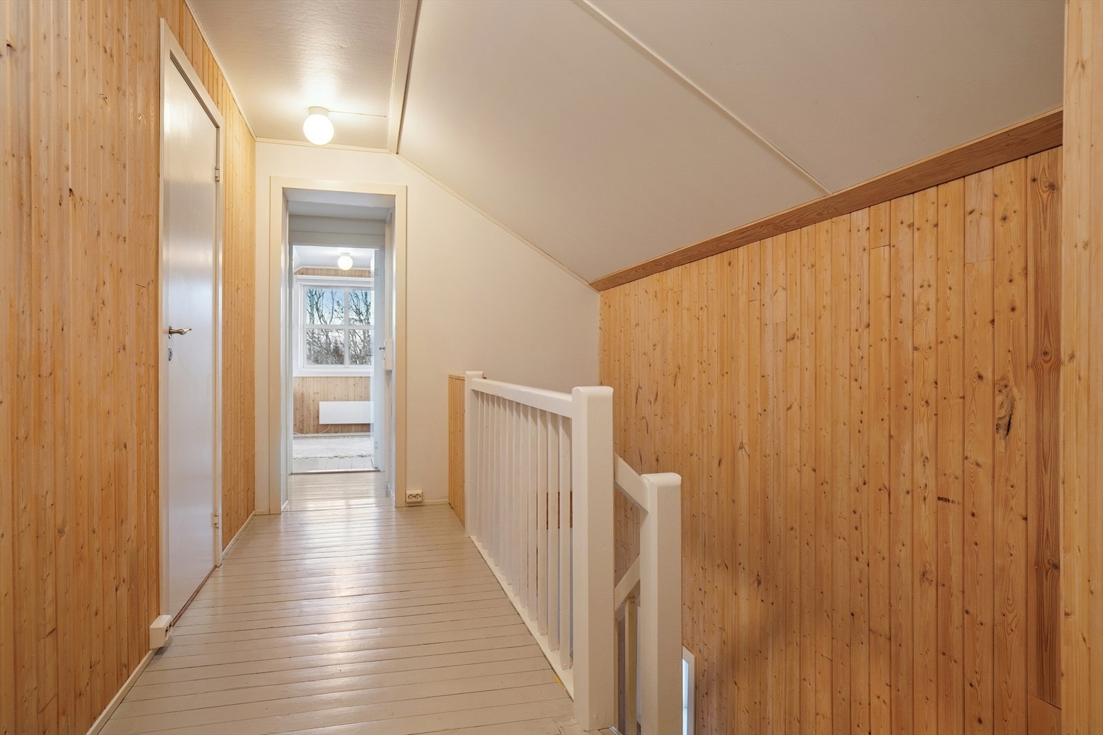 På loftet møtes du av et lyst og praktisk trapperom som leder inn til en romslig loftsgang. Herfra fordeler etasjen seg videre til et baderom og hele fire soverom. Galleribilde