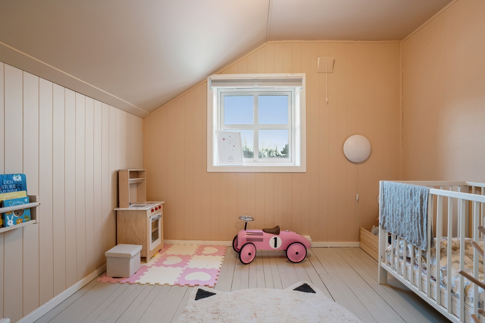 Dette hyggelige barnerommet gir et lyst og trygt miljø for lek, læring og hvile. Rommet har god plass til seng, skrivepult og lekeområder, og de lyse overflatene gjør det enkelt å skape et personlig og koselig barnerom som kan vokse med barnet. Galleribilde