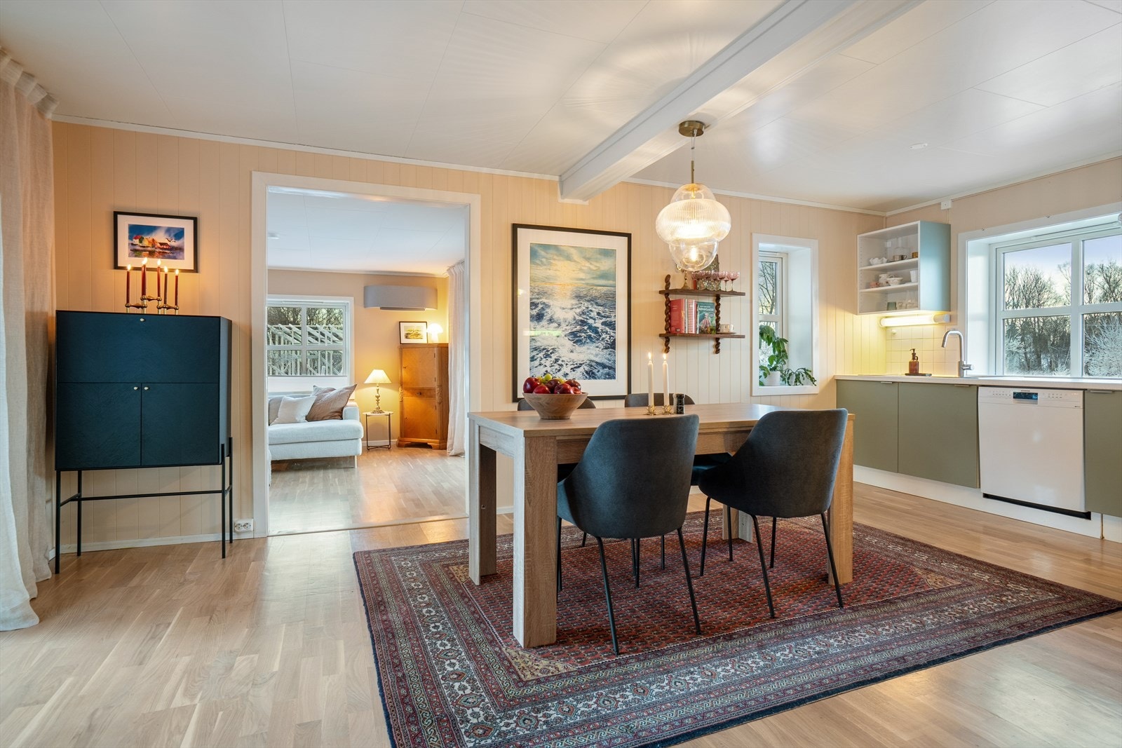 Like ved hovedstuen finner du romslig og funksjonelt kjøkken som fremstår i god stand. Kjøkkenet har fliser over benk ved vasken og på veggen bak stekeplaten, noe som både gir et pent uttrykk og gjør rengjøringen enkel. Galleribilde