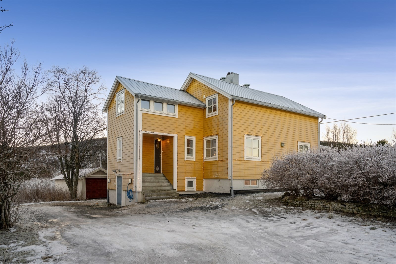 Eiendommen består av inngjerdet innmark, fjøs/låve med hønsegård og ca 80 mål utmark. Her kan du følge solens gang - fra de første solstrålene i januar, til midnattssolens gylne lysbad sommerstid. Galleribilde