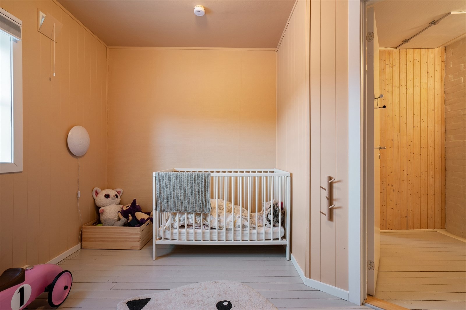 Den gjennomtenkte utformingen gjør at rommene passer perfekt som både foreldresoverom, barnerom og gjesterom - fleksible løsninger som enkelt kan tilpasses ulike behov. Galleribilde