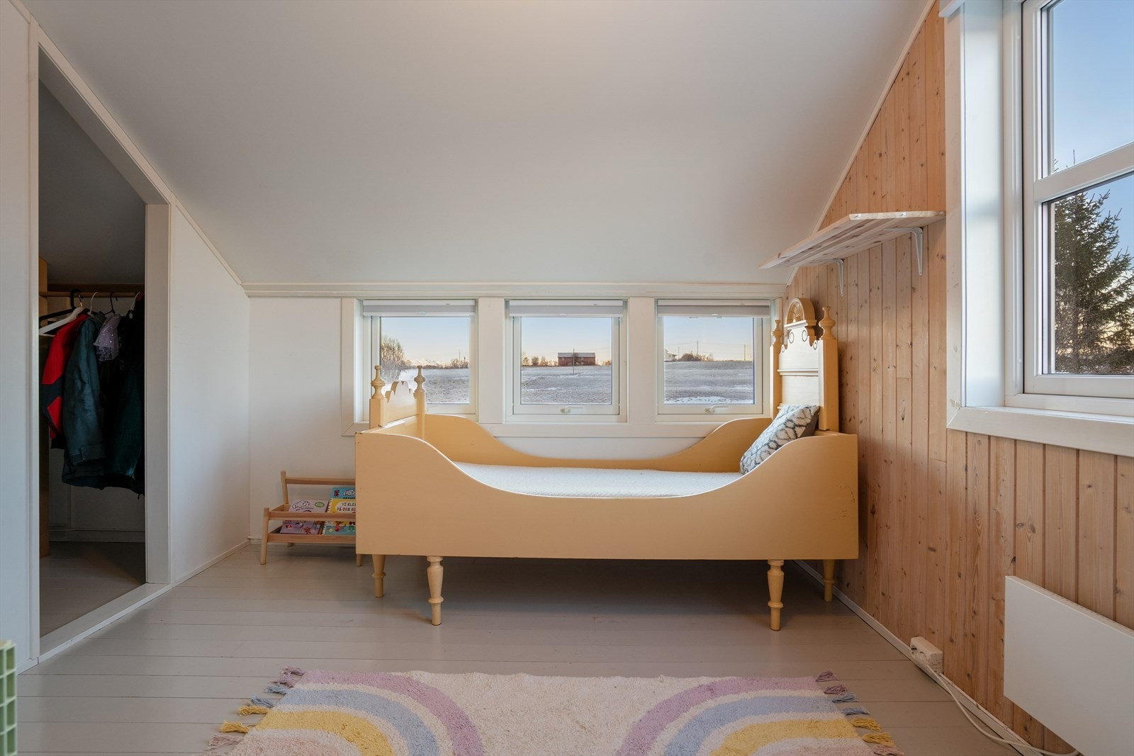 To av soverommene er utstyrt med egne garderoberom, noe som gir svært praktiske oppbevarings-løsninger og bidrar til rene, ryddige og funksjonelle rom. Galleribilde