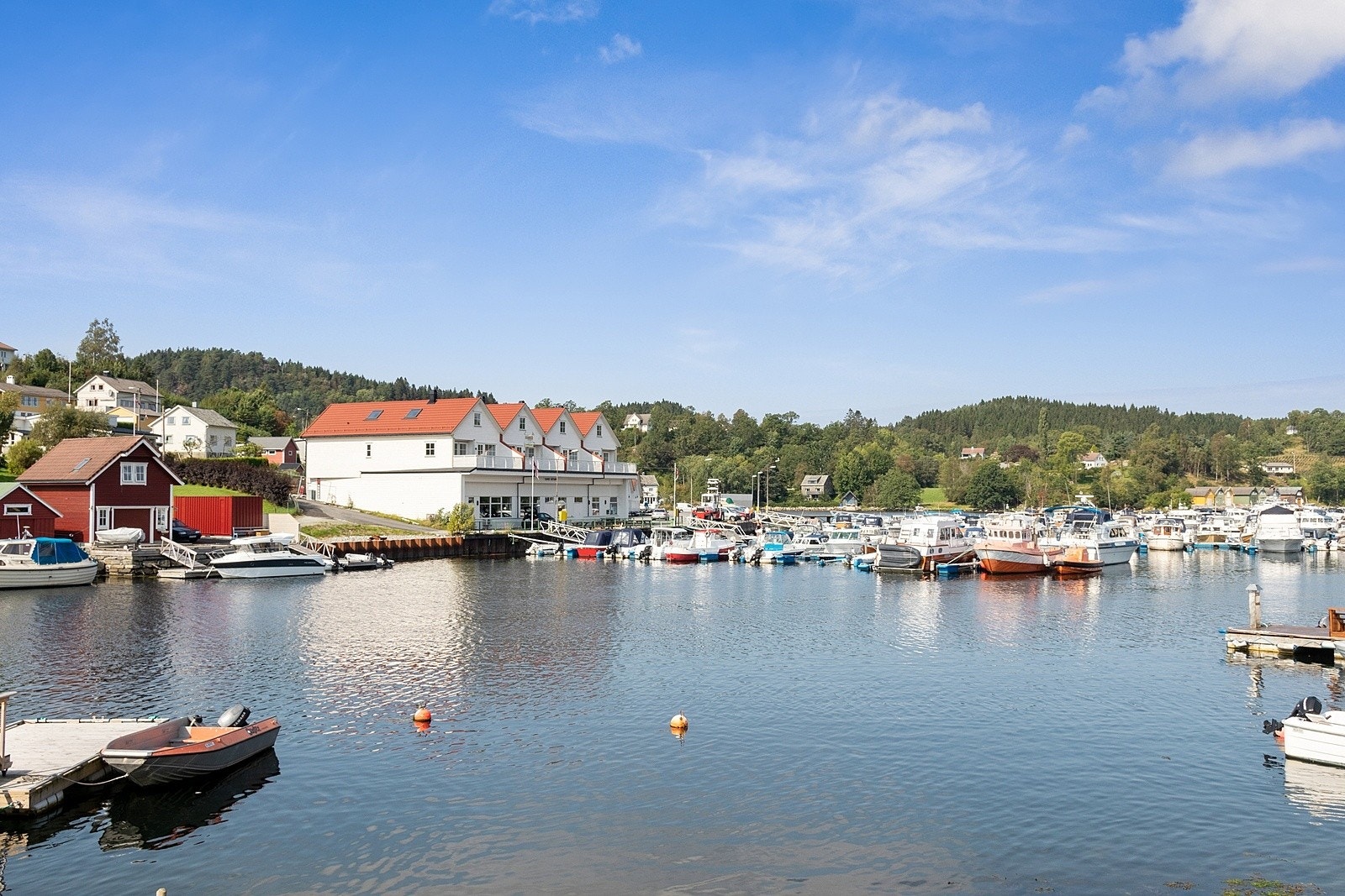 Det er kort gangavstand til skole, barnehage og kollektivtransport. Husnes sentrum, som tilbyr et bredt spekter av servicetilbud, ligger ca. 5 km unna. Galleribilde