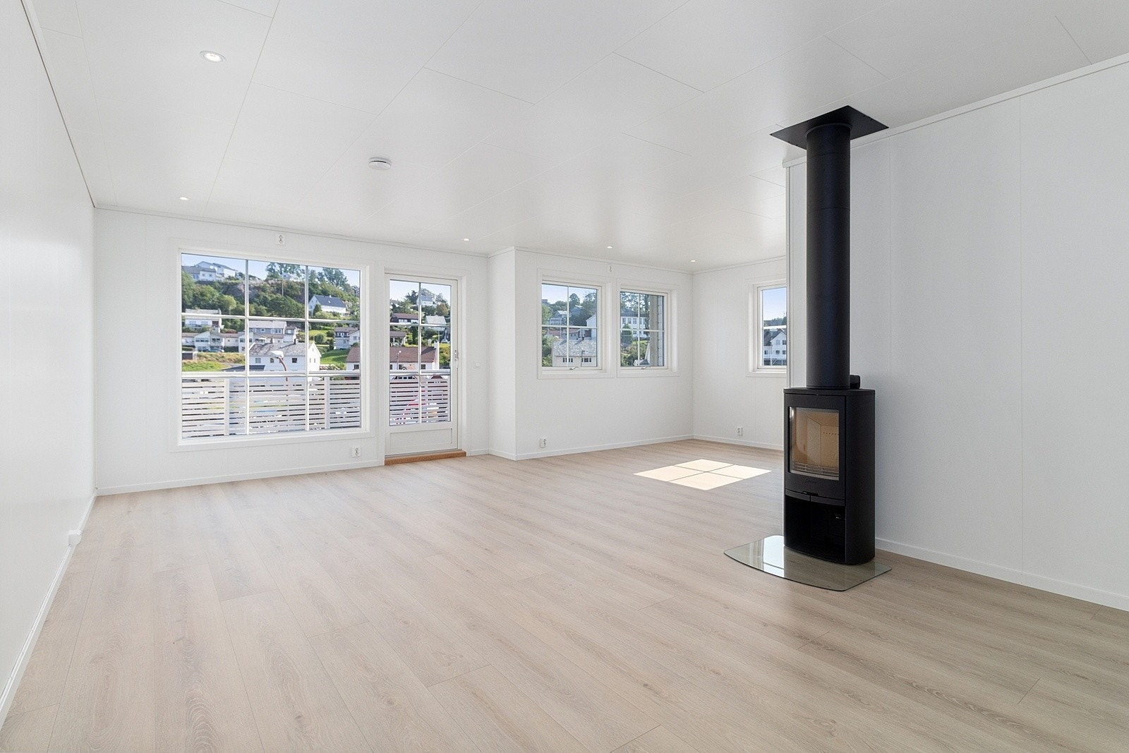 Stuen har moderne overflater og gode muligheter for møblering, med plass til både sofagruppe, sittegruppe og spisebord. Vedovn i stuen med stålpipe. Galleribilde