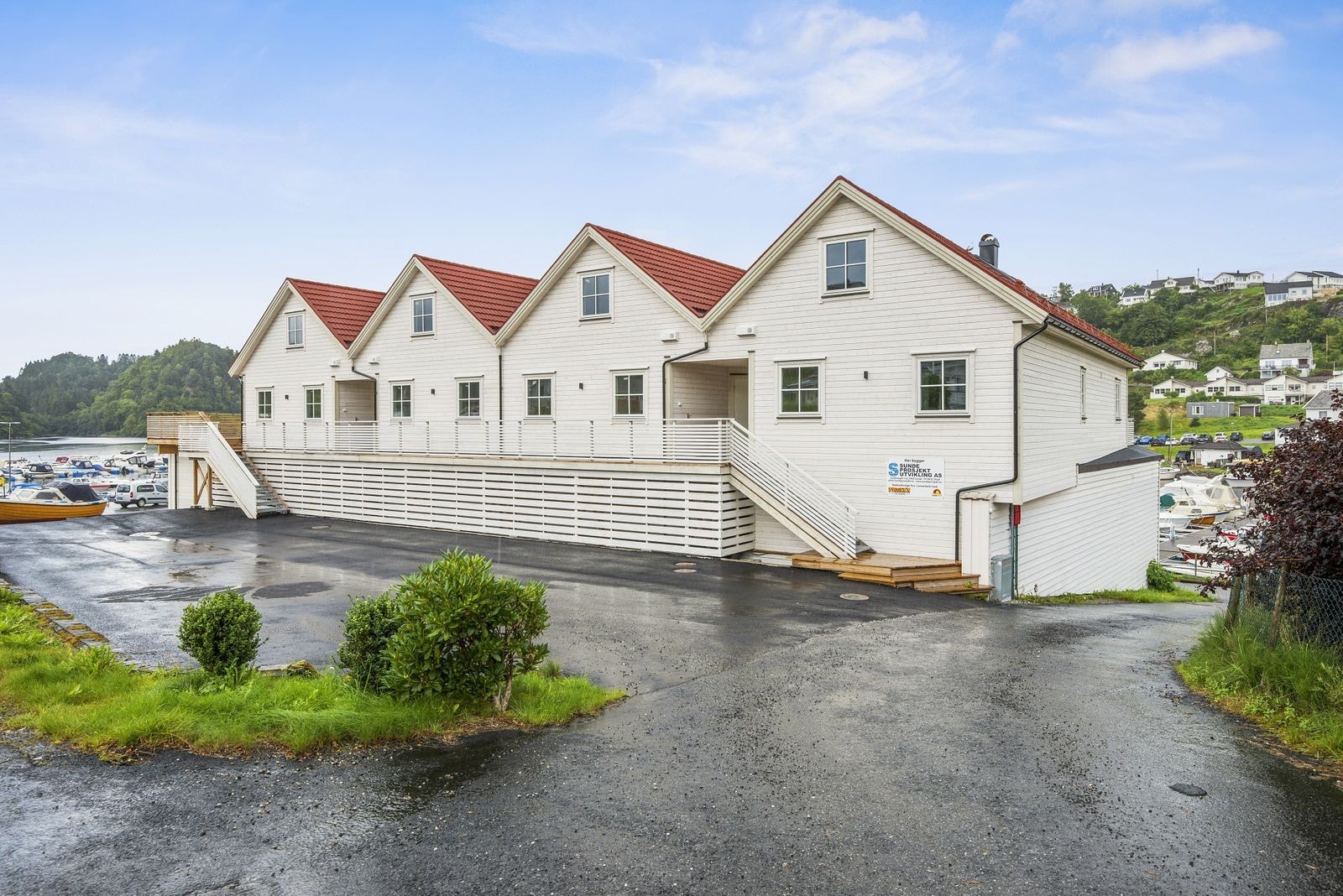 Området har gode solforhold og byr på en rolig og usjenert atmosfære, ideelt for deg som ønsker nærhet til sjø og natur. Galleribilde