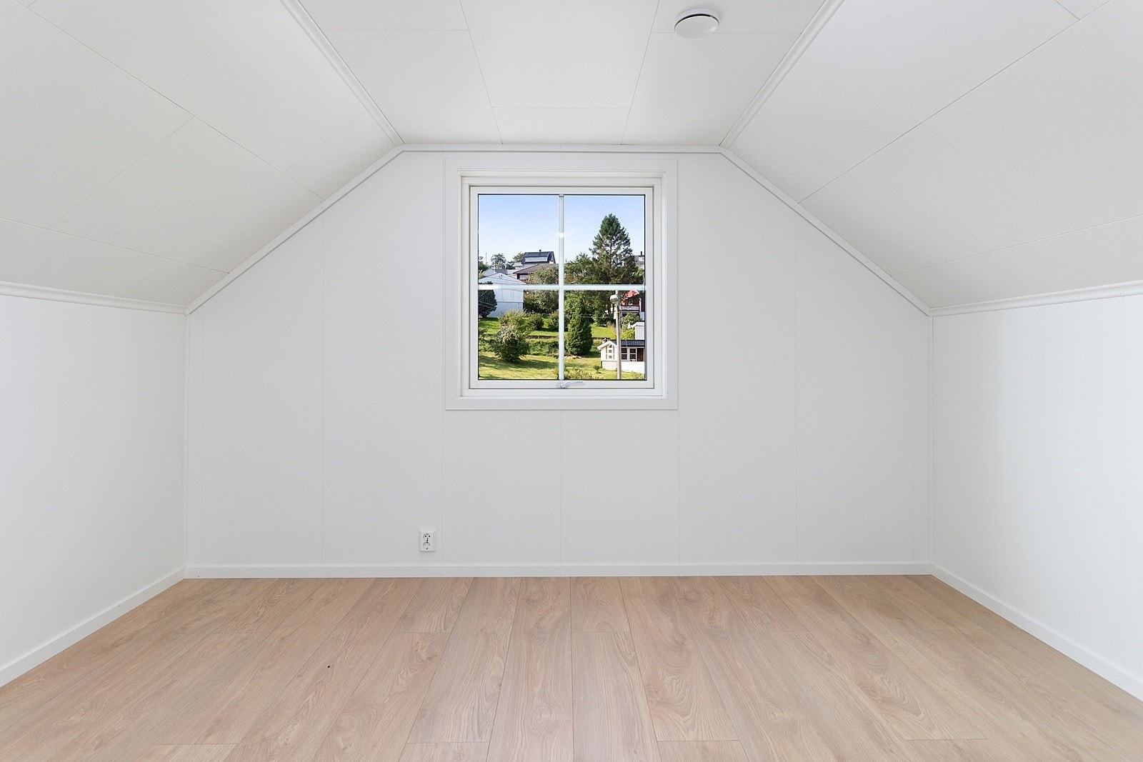 I motsatt ende av loftetasjen ligger trivelige soverommet på 10 m². Galleribilde