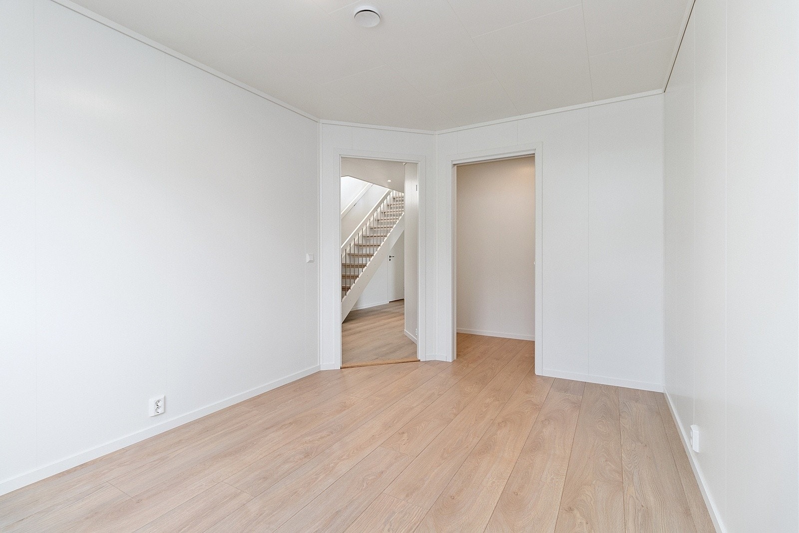 Soverom 1 er på 11 m². Her er det direkte adkomst til en bod på ca. 3,1 m², som fungerer utmerket som walk-in-closet og gir en ekstra luksuriøs følelse. Galleribilde