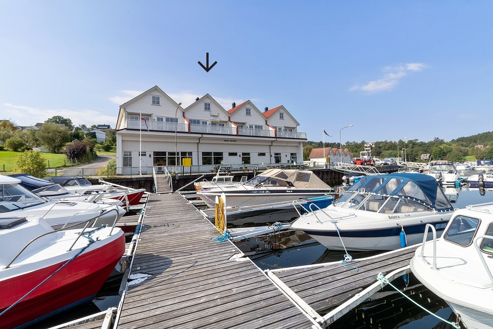 Bildene som kommer viser naboleiligheten. Leiligheten som selges fremstår med samme standard og kvaliteter, men planløsningen er speilvendt. Galleribilde