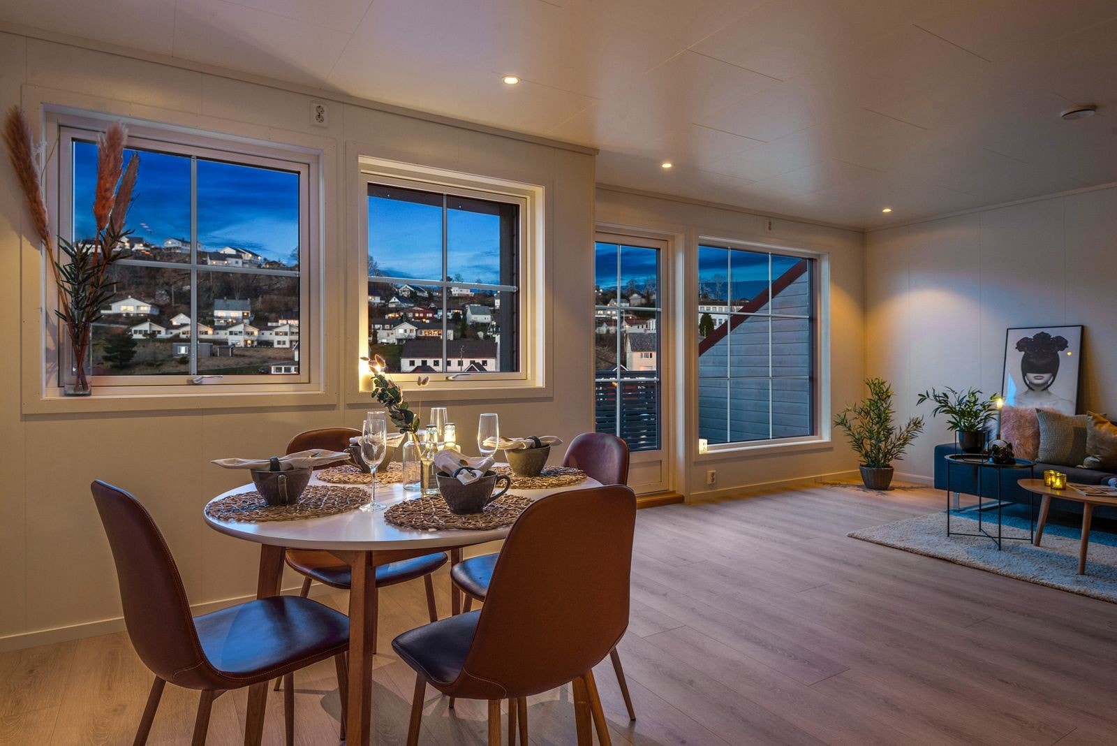 Store vindusflater slipper inn rikelig med naturlig lys og rammer inn en flott utsikt. Galleribilde