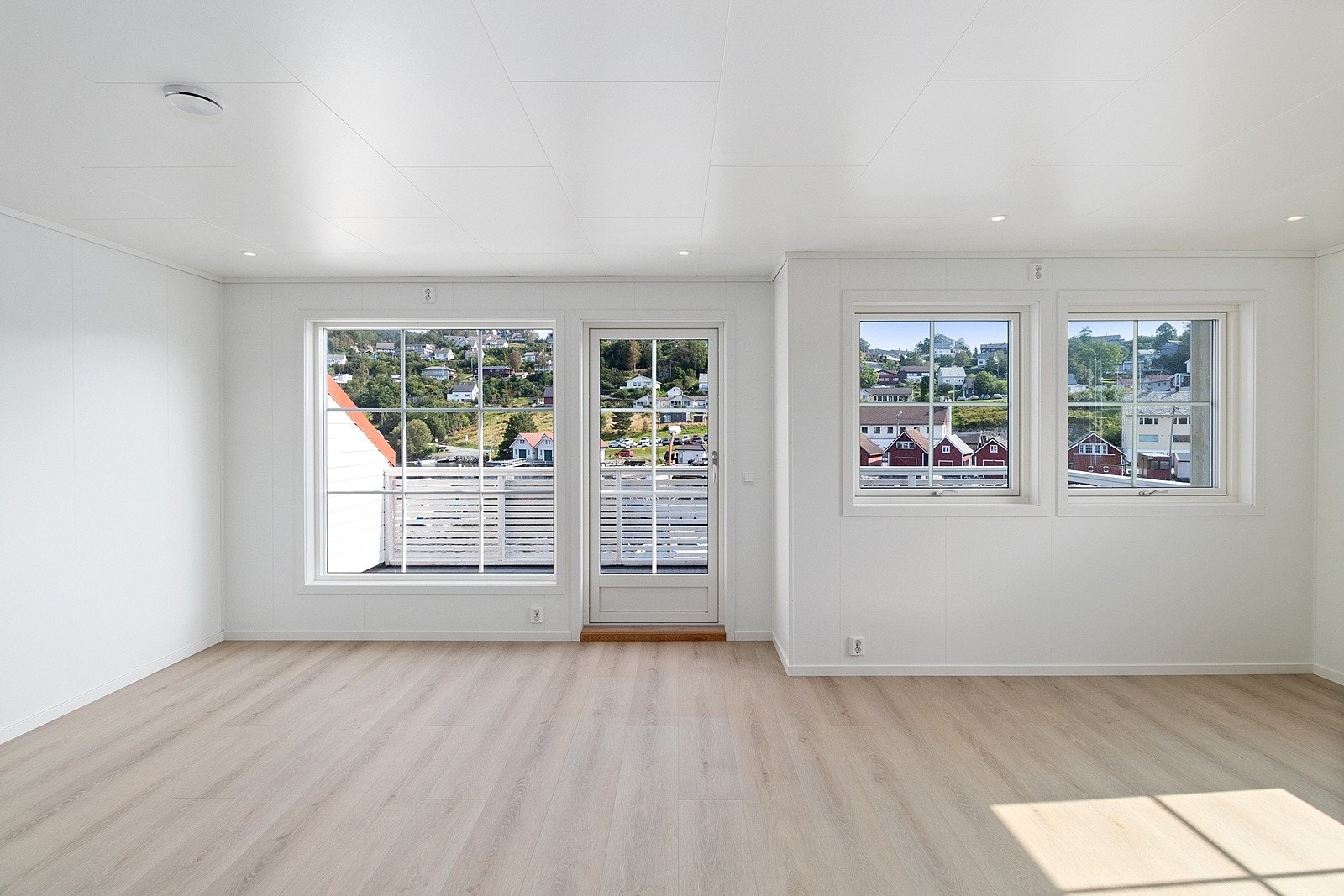 Fra stuen er det utgang til en herlig altan på 17 m² med nydelig utsikt mot sjøen. Galleribilde