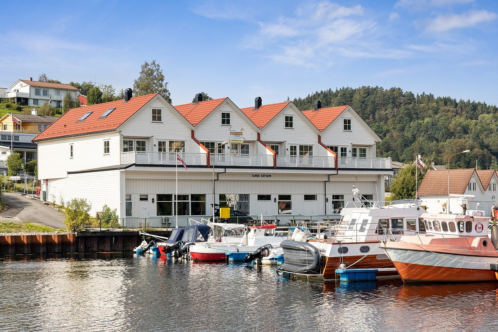 Leiligheten ble bygget og ferdigsstilt i 2019 som påbygg til eksisterende båthuslag fra 1972. Bygget består av fire leiligheter i rekke. Galleribilde