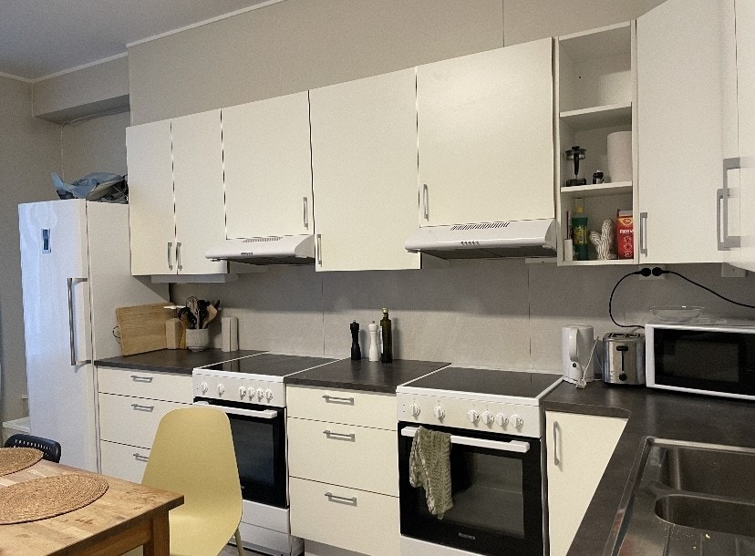 Kjøkken med 2 komfyrer, en oppvaskmaskin og 2 kombiskap. Galleribilde