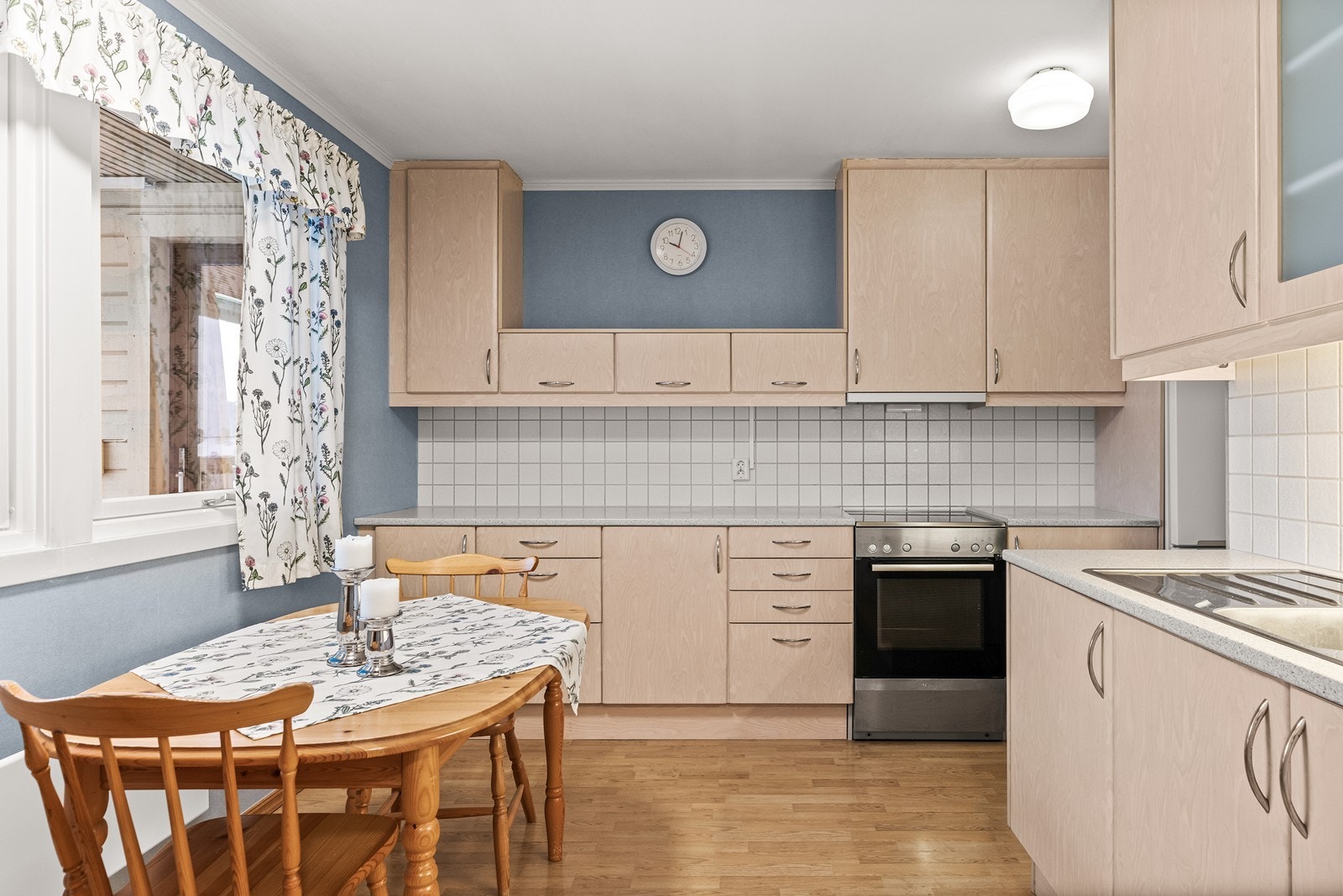 Kjøkken ligger for seg selv og har velholdt, pen kjøkkeninnredning fra 2008 Galleribilde