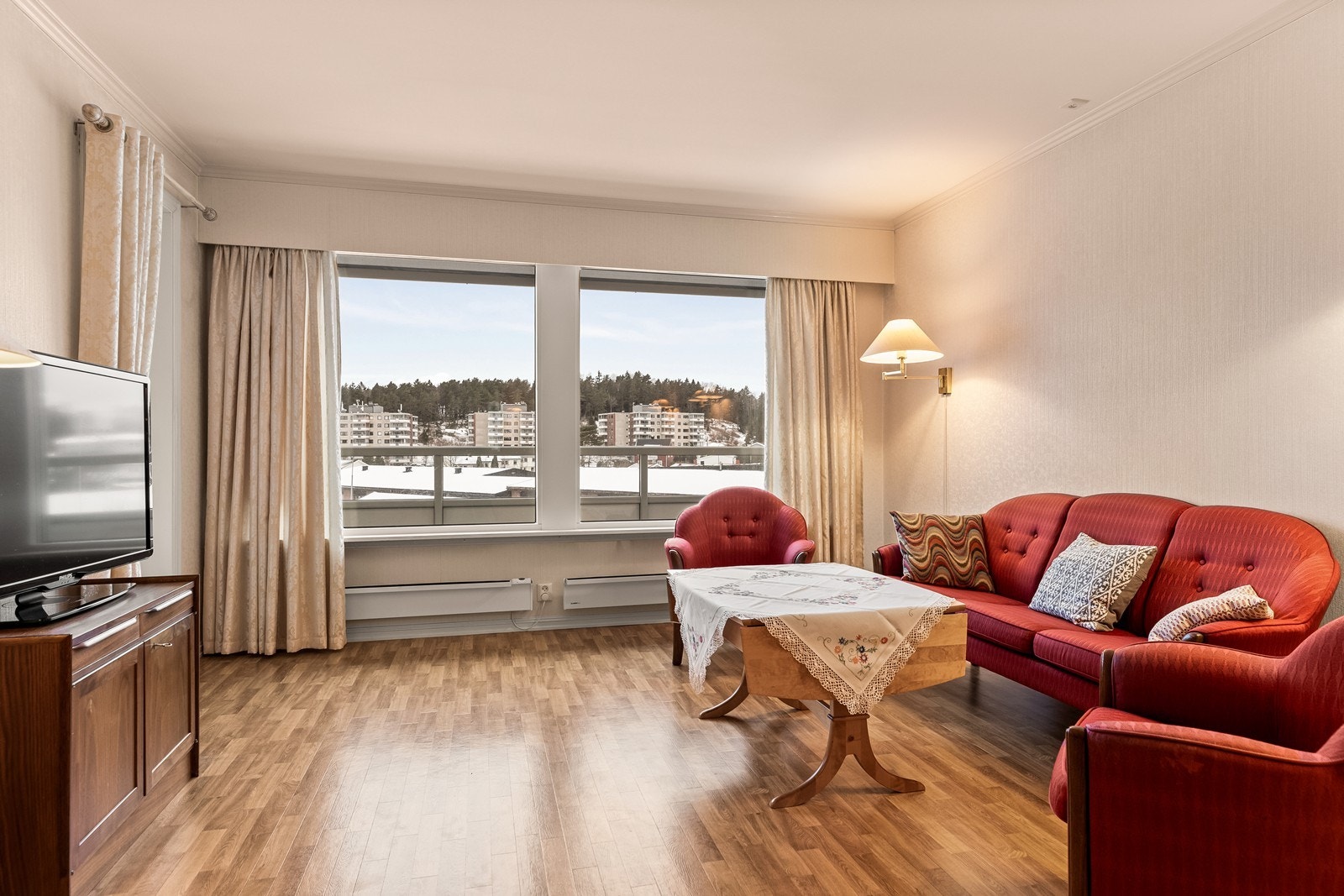 Fra stuen er det utgang til innglasset balkong og luftebalkong Galleribilde