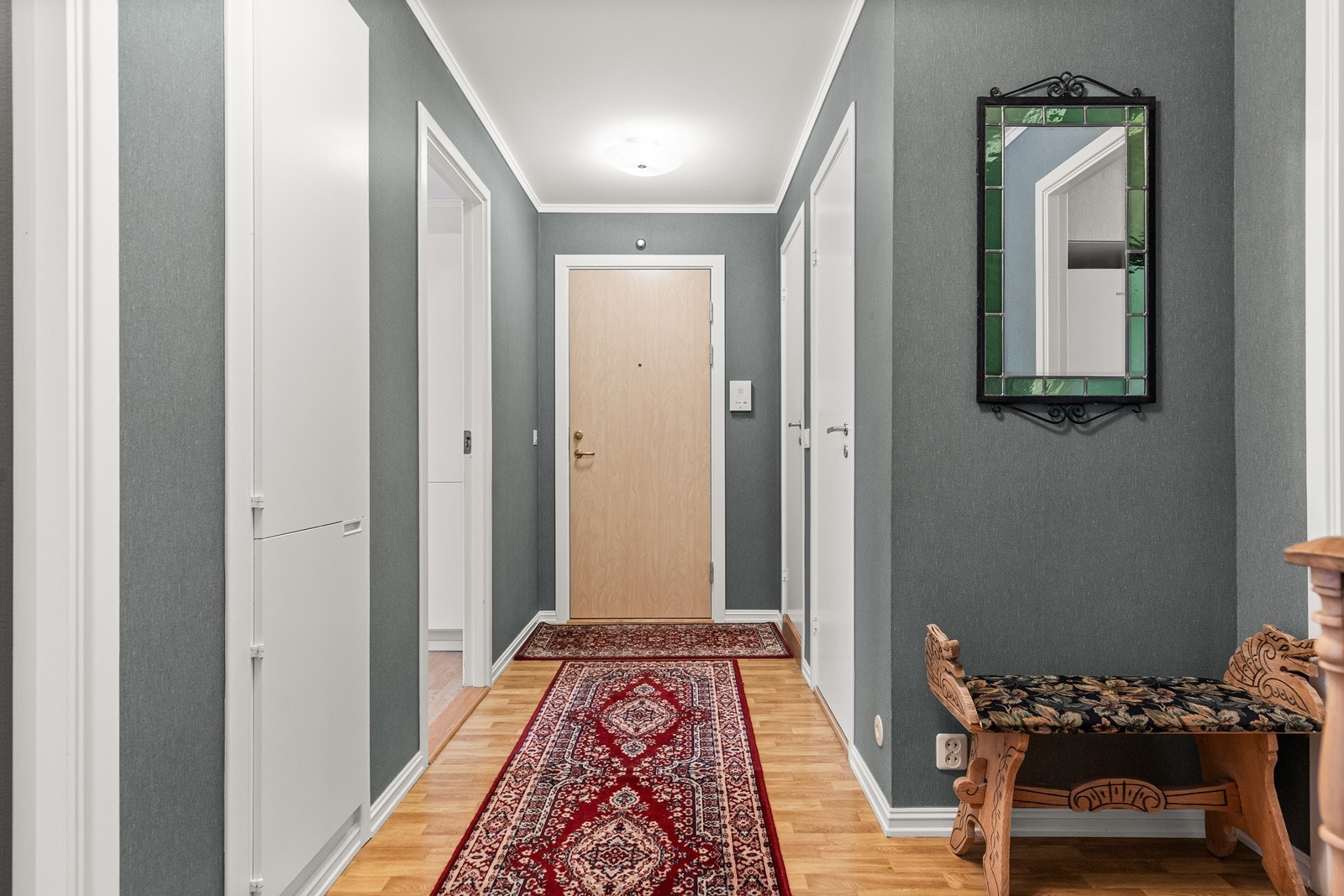 Velkommen inn. Romslig gang med plass til omkledning og oppbevaring av yttertøy Galleribilde