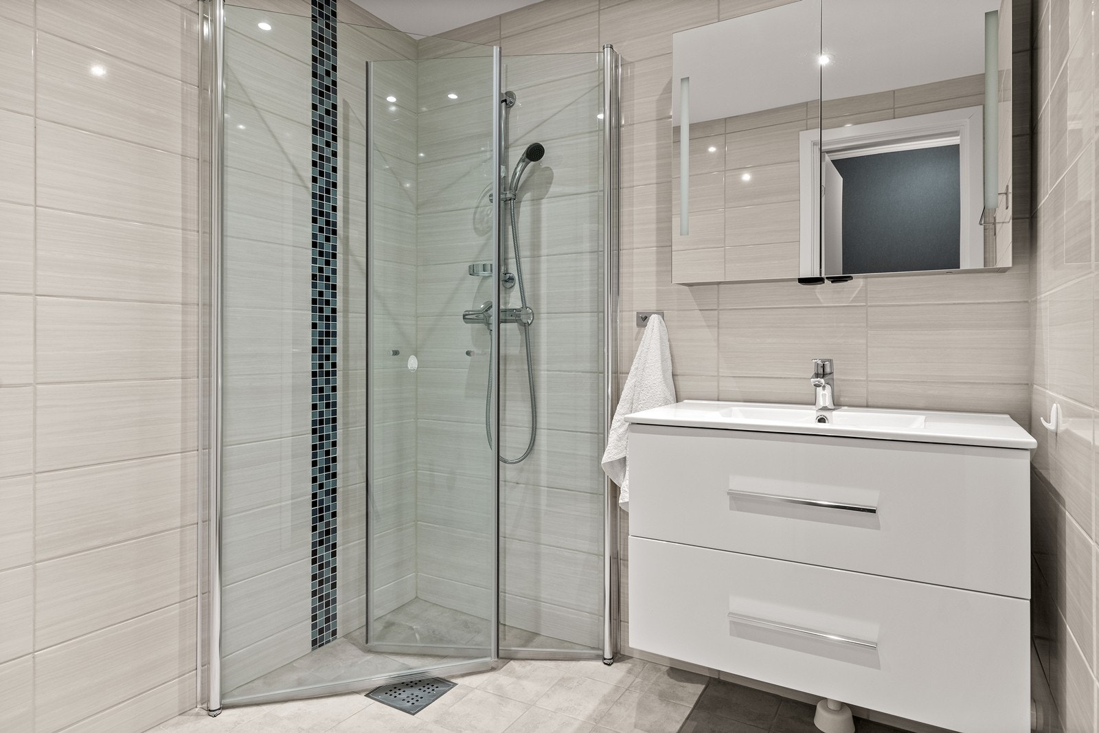 Delikat bad med oppgraderte fliser, varmekabler i gulvet og downlight i himling Galleribilde