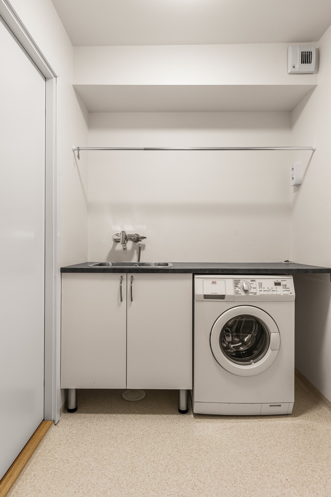 Praktisk, eget vaskerom med utslagsvask og innredning Galleribilde