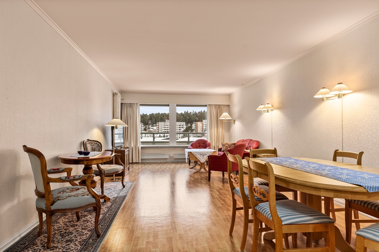 Romslig stue/spisestue hvor det kan møbleres i flere soner Galleribilde