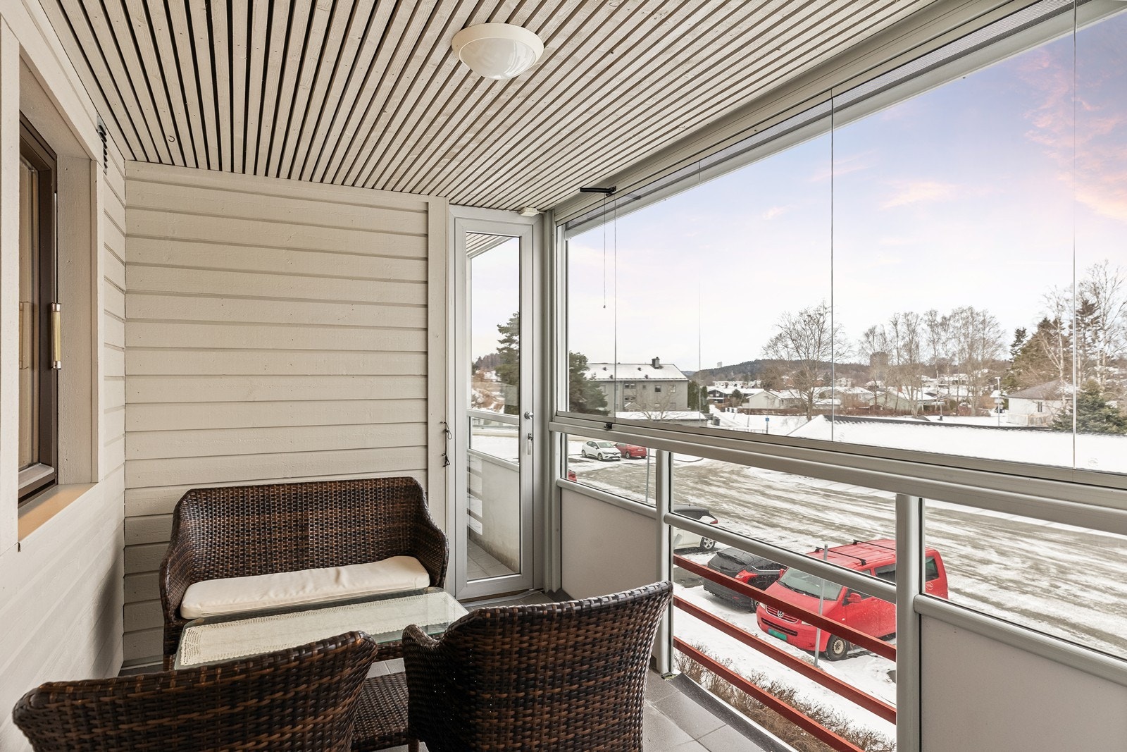 Flott, innglasset balkong. Vinduer med skyvefunksjon så man kan åpne helt opp for lufting Galleribilde