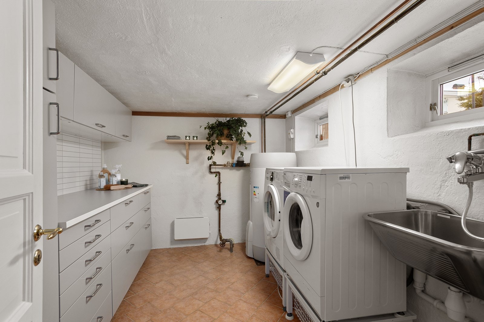 Praktisk og romslig vaskerom Galleribilde