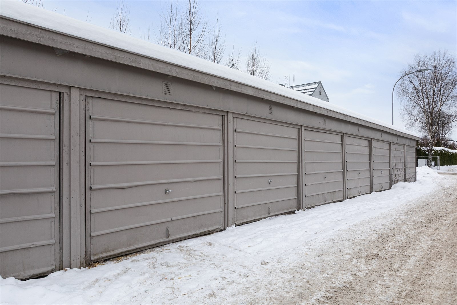 Selger disponerer per i dag en garasjeplass i felles garasjerekke beliggende på kommunens tomt - Disposisjonsretten er ikke regulert gjennom noen formell avtale, og det kan derfor ikke gis noen garanti for at forholdet vil forbli uendret i all fremtid Galleribilde