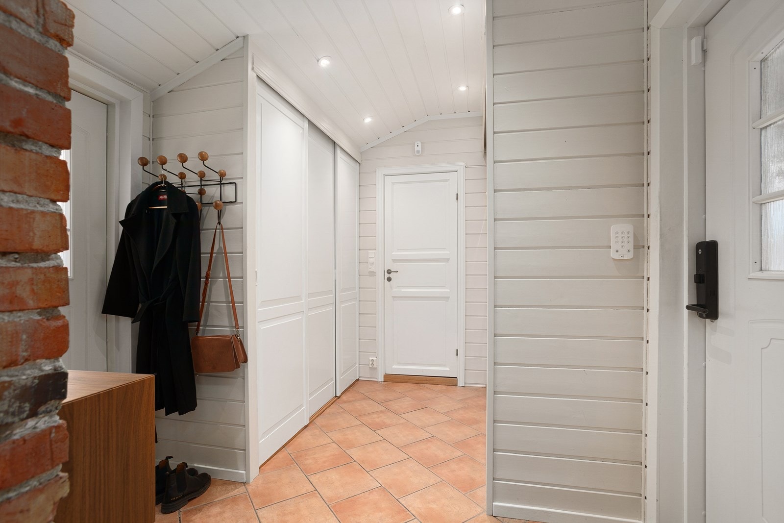 Flislagt entré med varmekabler og skyvedørsgarderobe Galleribilde