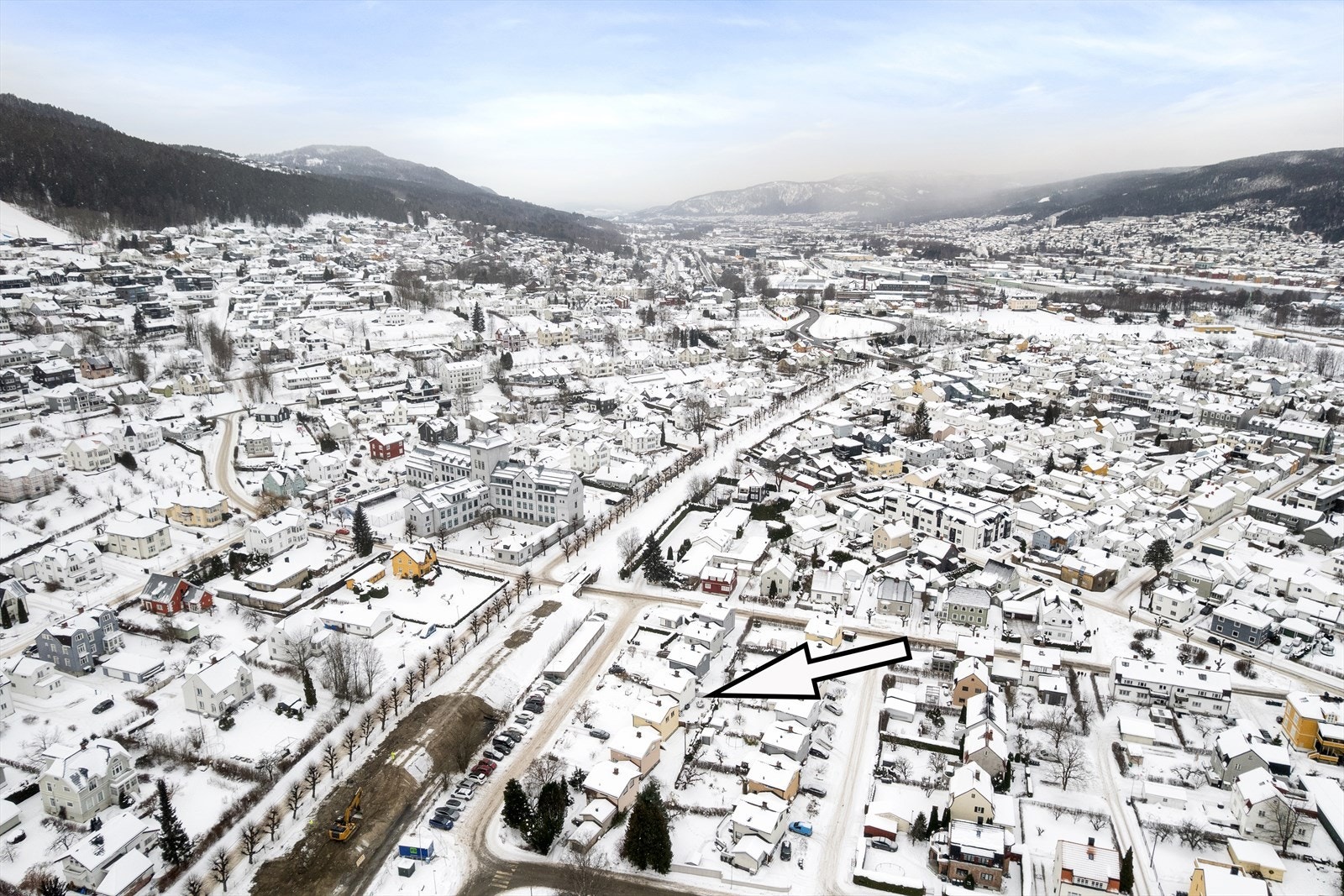 Ca. 5 minutters gangavstand til nærmeste dagligvare Joker Konnerudgata og Coop Extra Byhaven. Ca. 10 minutters gange til Strømsø senter. I tillegg er det kort gangavstand til Drammensbadet og treningssenter. Galleribilde