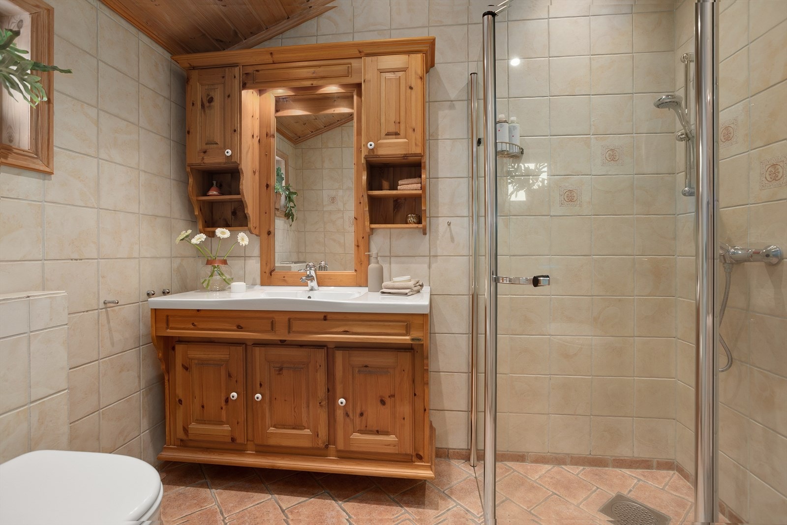 Pent flislagt bad med varmekabler i gulv Galleribilde