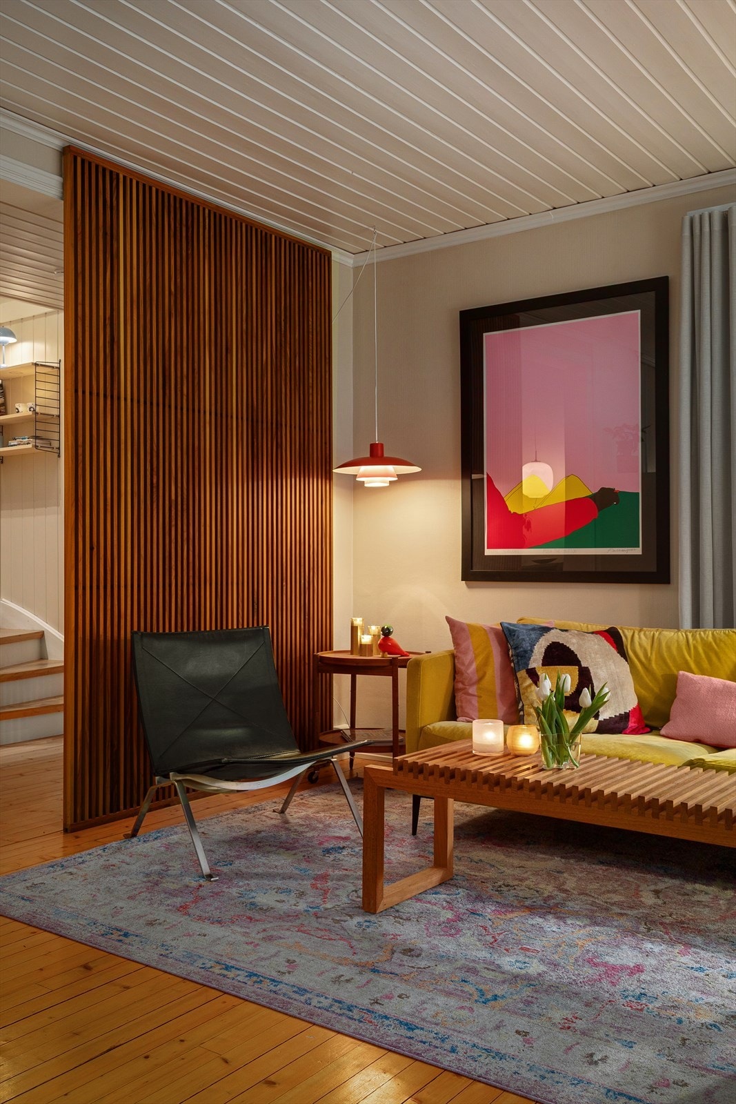 Stuen er oppgradert i 2024 med massiv spilevegg i valnøtt, som gir et naturlig skille fra gangen Galleribilde