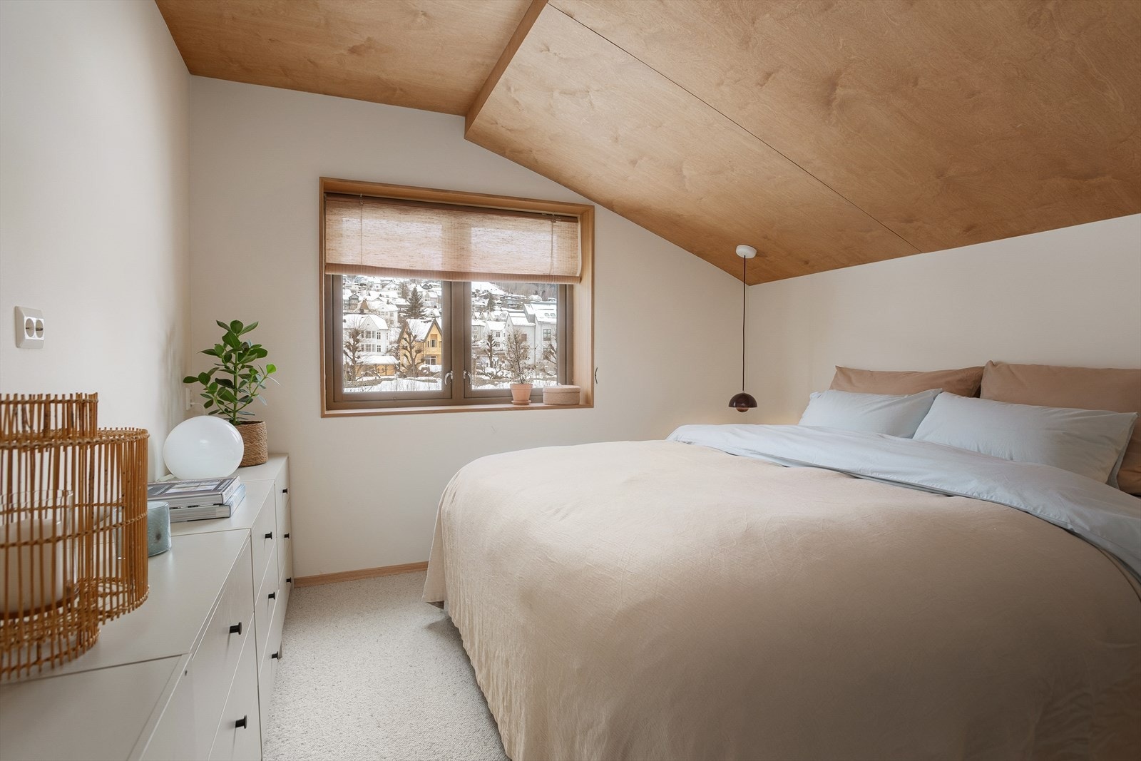 Soverommet er oppgradert med ny himling, vegg til vegg teppe i ull og skjult anlegg Galleribilde