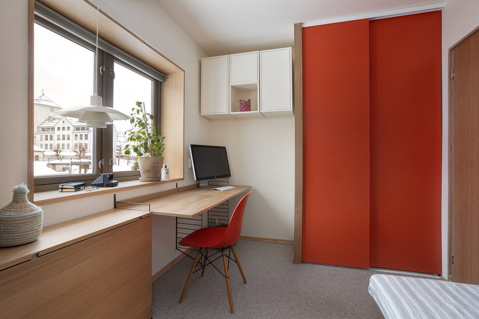 Soverommene er oppgradert med lekre eikeforinger i vinduer Galleribilde