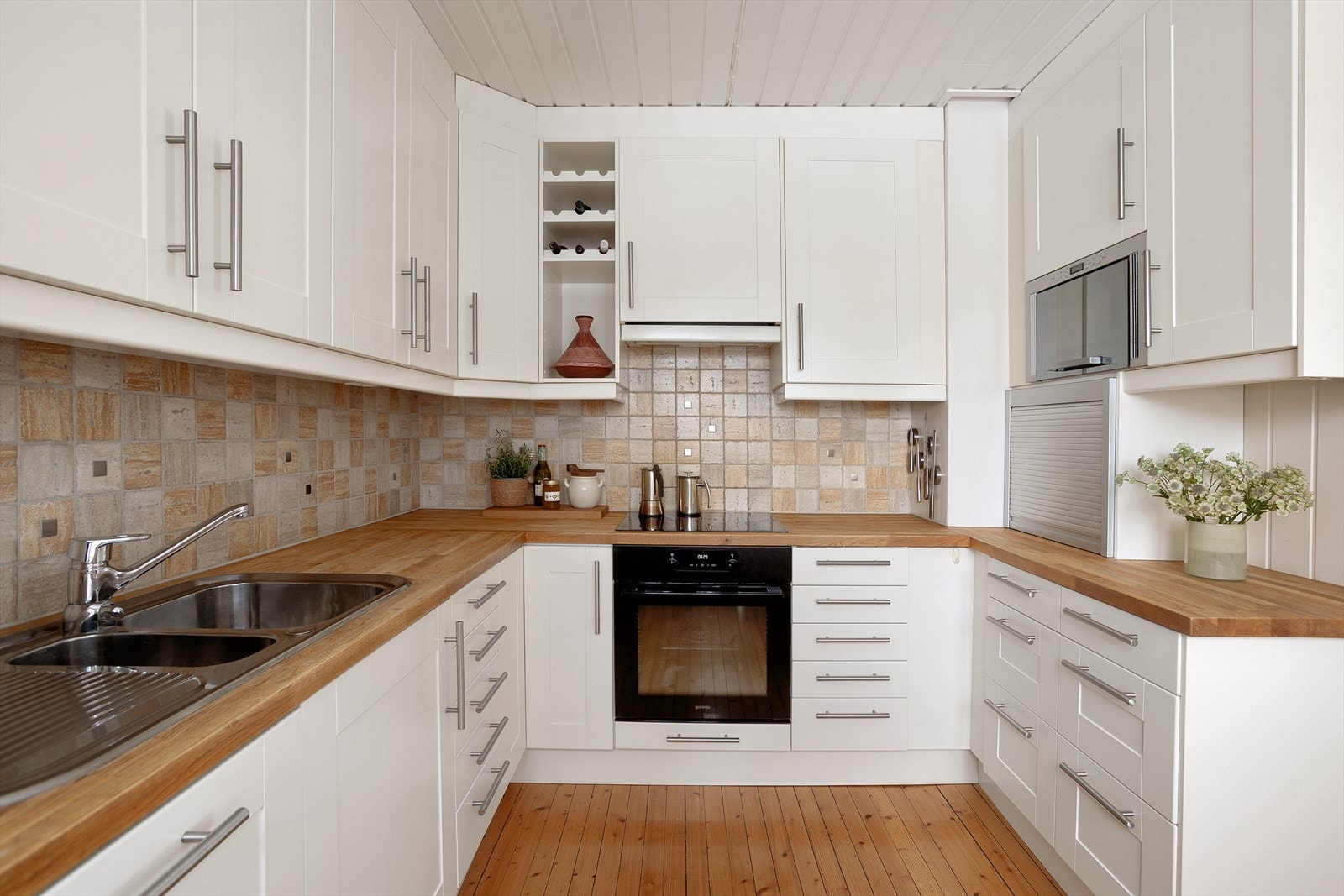 Det er godt med oppbevaringsplass i en god miks av skuffer og skap Galleribilde