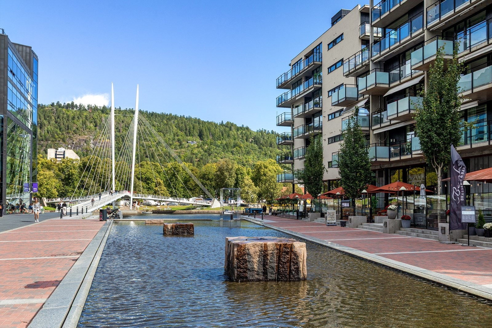 Kort avstand fra boligen finner du Union Brygge - her kan man benytte seg av elvabadstue, bademuligheter og ferskvaredisken på Meny Galleribilde