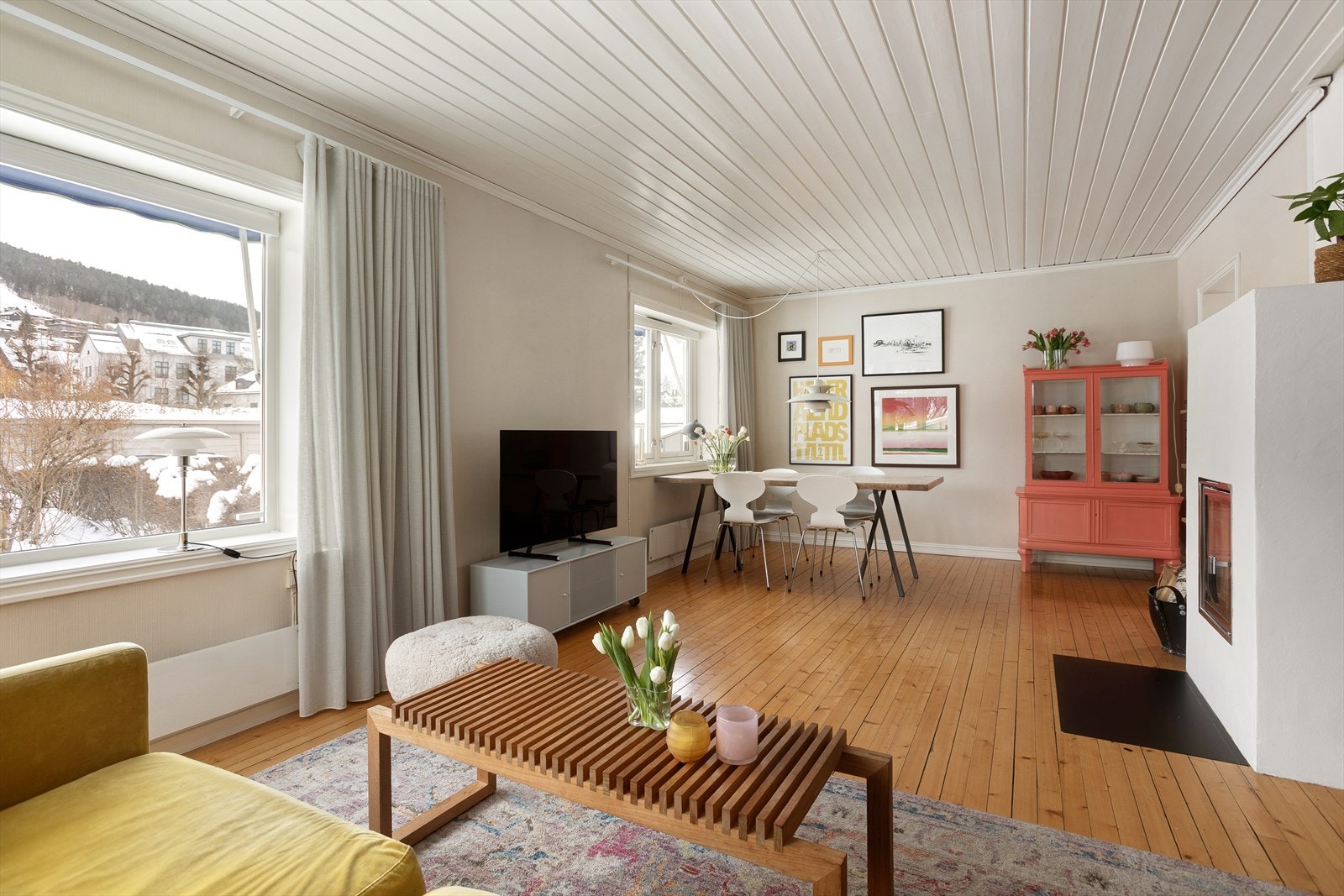 Stuen har et flott orignalt tregulv Galleribilde