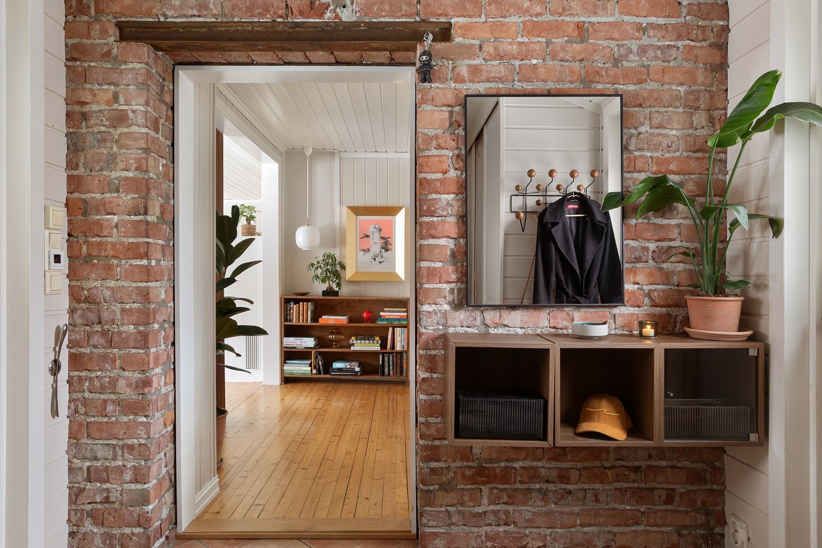 Videre adkomst til gang via vakker teglsteinsvegg Galleribilde