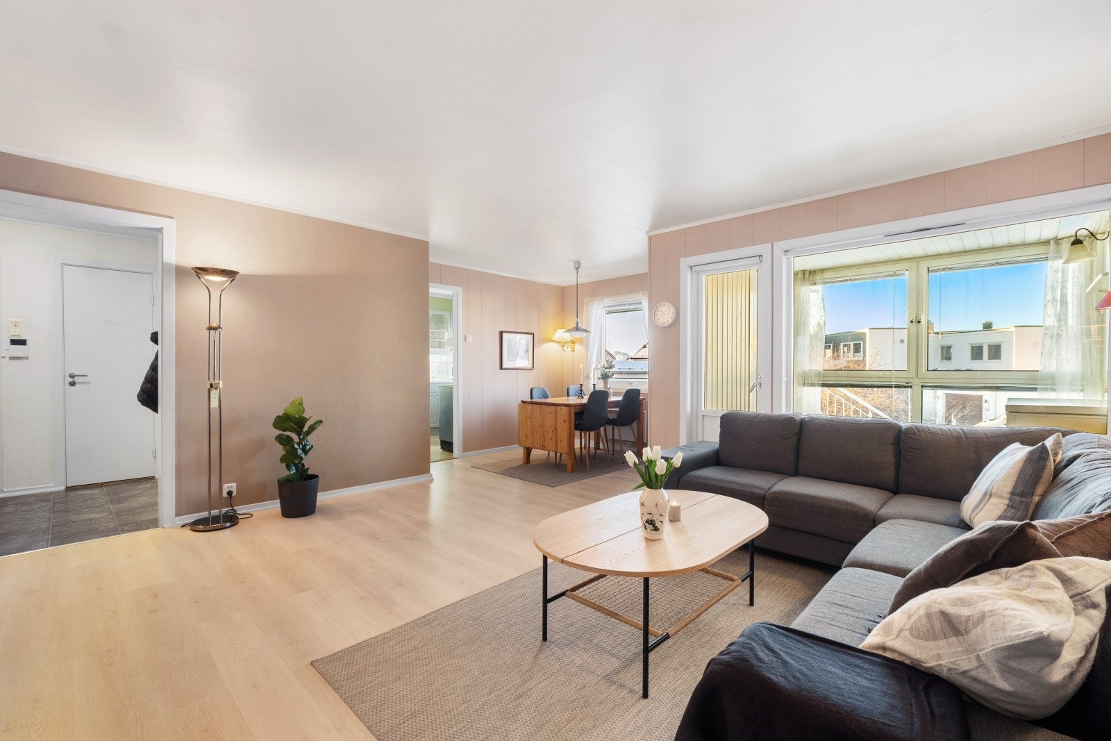 DNB Eiendom v/ Yngve Holand har gleden av å ønske velkommen til Hellåsveien 5A! En lys og romslig 4-roms leilighet på Vollen Galleribilde