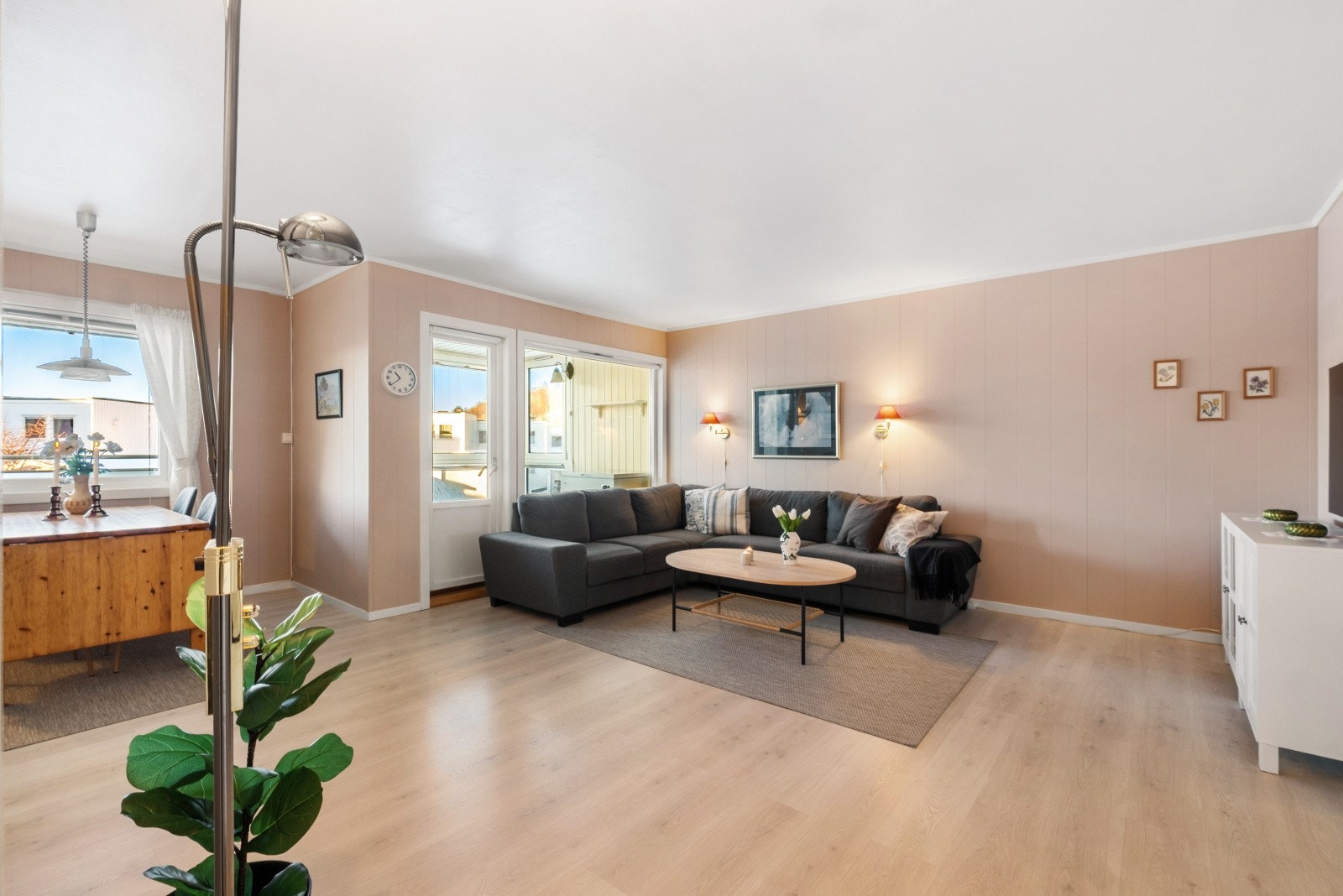 Stuens gode størrelse gir flere mulighet for møblering. Galleribilde