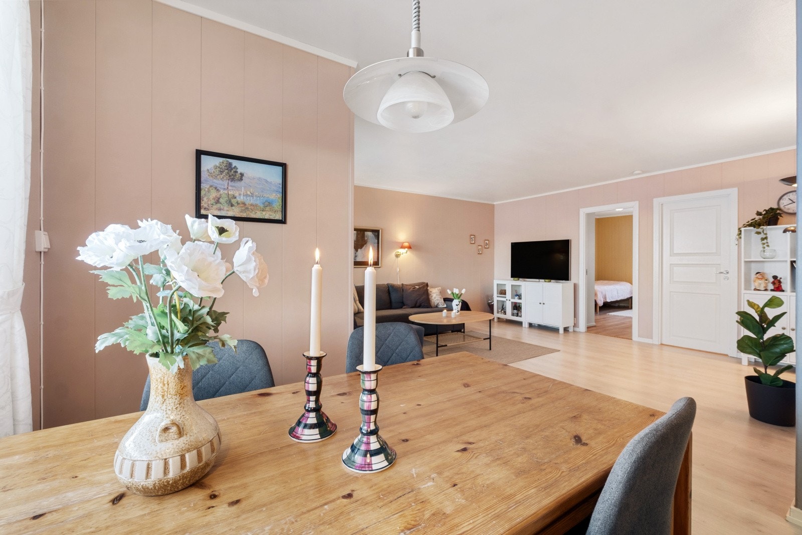 Koselig spiseplass i tilknytning til kjøkkenet. Galleribilde