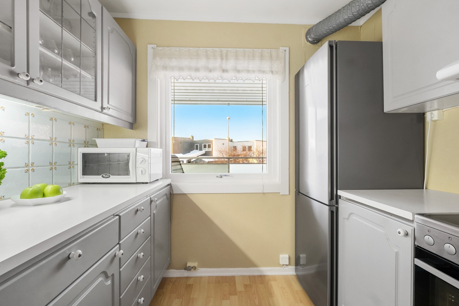 Godt med skap- og benkeplass. Galleribilde