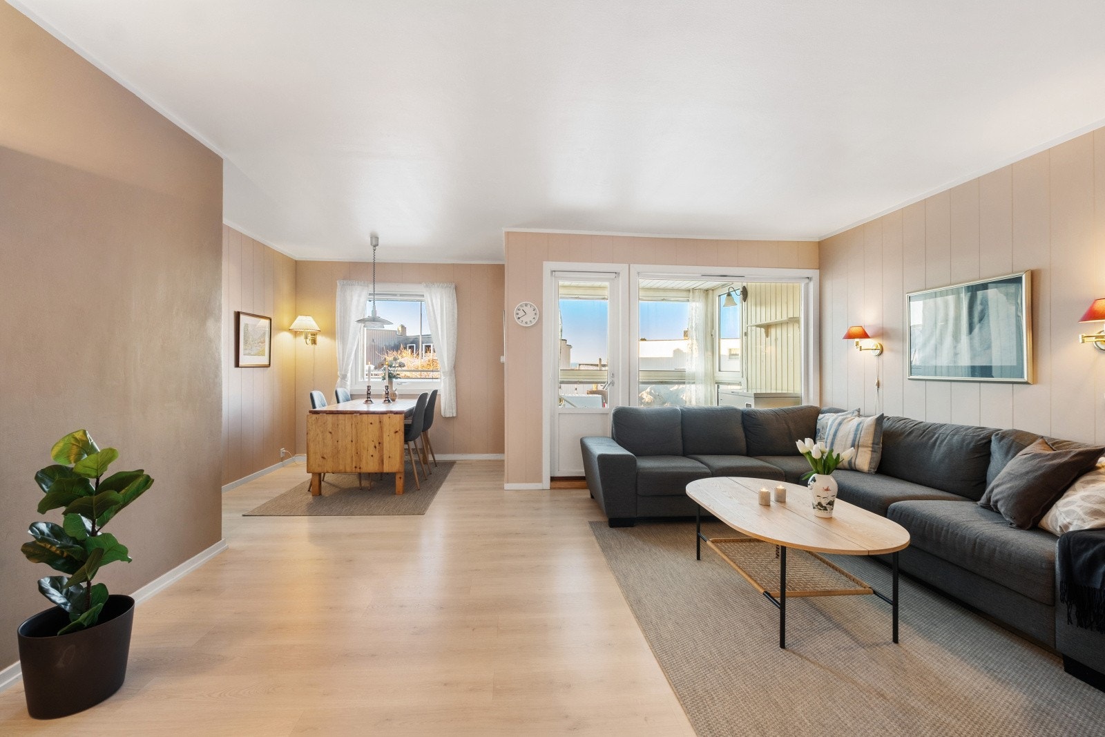 Stuen fremstår lys og romslig, med store vindusflater som slipper inn rikelig med naturlig lys og skaper en åpen og behagelig atmosfære. Galleribilde